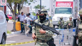 Las fuerzas de seguridad patrullan una calle en Culiacán el viernes pasado.