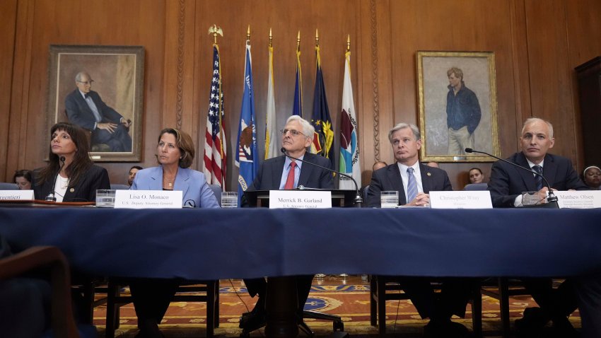 El secretario de Justicia Merrick Garland, en el centro, habla antes de una reunión del Grupo de Trabajo sobre Amenazas Electorales del Departamento de Justicia, en el Departamento de Justicia, el miércoles 4 de septiembre de 2024, en Washington. (AP Foto/Mark Schiefelbein)