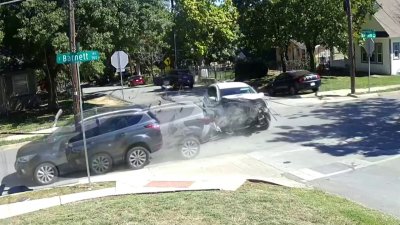 Aparatoso choque es el resultado de persecución de presunto auto robado en Dallas