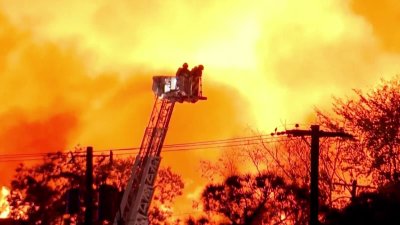 Incendio en Dallas deja daños a 6 edificios y muchos sin servicio eléctrico