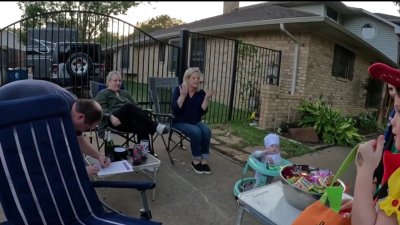 Niños salen de “Trick o Treat”, pidiendo firmas para evitar cierre de escuelas en Lewisville