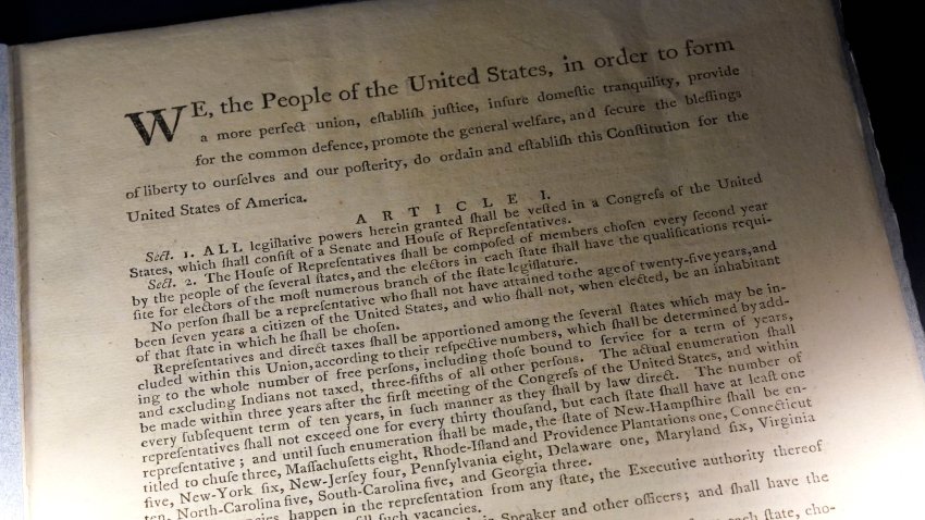 Una primera edición de la Constitución de EEUU, uno de los 13 ejemplares conocidos y uno de los dos únicos que permanecen en manos privadas, se expone en la casa de subastas Sotheby's de Nueva York el 30 de noviembre de 2022. -