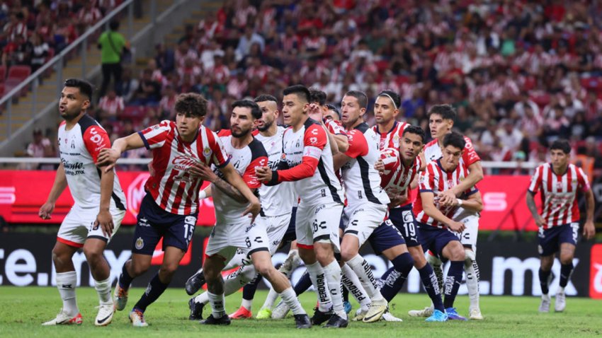 ZAPOPAN, MEXICO – OCTOBER 5: Players of Chivas and Atlas look on during the 11th round match between Chivas and Atlas as part of the Torneo Apertura 2024 Liga MX at Akron Stadium on October 5, 2024 in Zapopan, Mexico. (Photo by Simon Barber/Getty Images)