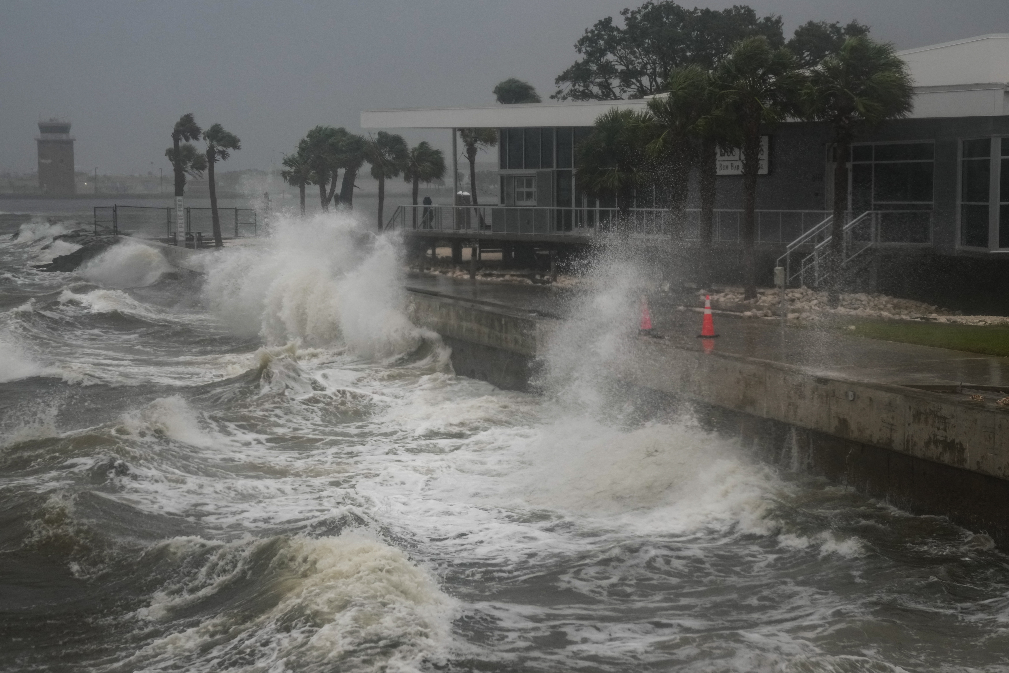 Las olas se estrellan contra el muelle de St. Pete en San Petersburgo, Florida, el 9 de octubre de 2024.