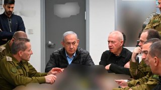 Fotografía cedida por la Oficina del Primer Ministro israelí de Israel, Benjamín Netanyahu (c), quien sigue el ataque a Irán este sábado (viernes en Occidente), en la base militar de Kyria en Tel Aviv