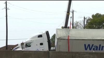 Camiones volcados por tormentas severas en Denton