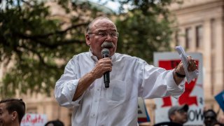 AUSTIN, TX - 20 DE JUNIO: El presidente del Partido Demócrata de Texas, Gilberto Hinojosa, habla en un mitin en el Capitolio estatal el 20 de junio de 2021 en Austin, Texas. El mitin es uno de los muchos que el ex diputado federal Beto O'Rourke está celebrando en todo Texas para luchar contra la SB7, un controvertido proyecto de ley de votación que fue descarrilado después de que los demócratas de la Cámara abandonaran la sesión. El proyecto de ley establece límites a las horas de votación anticipada, prohibió la votación a través de la unidad, por lo que es un delito grave para los funcionarios para enviar solicitudes no solicitadas de voto en ausencia y la reducción de la norma para anular una elección basada en el fraude. El gobernador Greg Abbott se ha comprometido a convocar una sesión especial sobre la medida. (Foto de Sergio Flores/Getty Images)