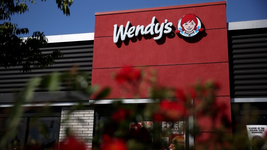 PINOLE, CALIFORNIA – 12 DE MAYO: Vista de un restaurante Wendy’s el 12 de mayo de 2021 en Pinole, California. Wendy’s reportó ganancias del primer trimestre que superaron las expectativas de los analistas con ingresos de $460.2 millones en comparación con $405 millones hace un año. (Foto de Justin Sullivan/Getty Images).