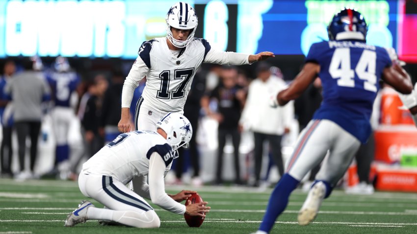 EAST RUTHERFORD, NUEVA JERSEY – 26 DE SEPTIEMBRE: Brandon Aubrey #17 de los Dallas Cowboys patea un punto extra durante el primer cuarto contra los New York Giants en el MetLife Stadium el 26 de septiembre de 2024 en East Rutherford, Nueva Jersey. (Foto de Sarah Stier/Getty Images)