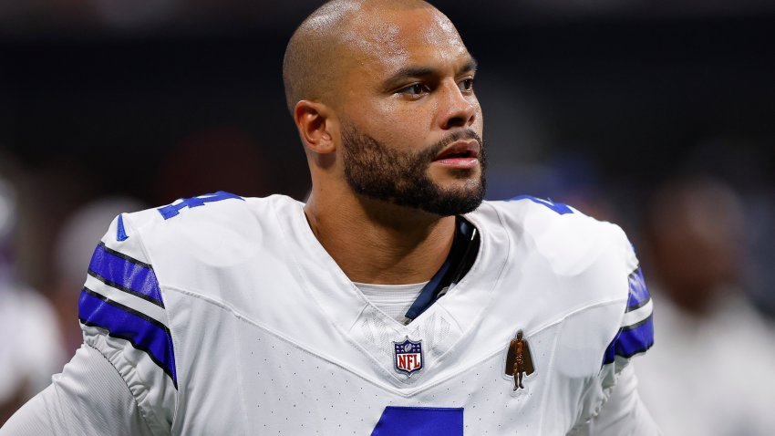 ATLANTA, GEORGIA – 3 DE NOVIEMBRE: Dak Prescott #4 de los Dallas Cowboys observa durante el tercer cuarto contra los Atlanta Falcons en el Mercedes-Benz Stadium el 3 de noviembre de 2024 en Atlanta, Georgia.