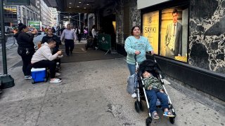 Maribel Hidalgo, una inmigrante venezolana de 23 años, empuja un cochecito que lleva a su hijo, Daniel, de 2 años, afuera del refugio de inmigración del Hotel Roosevelt en Nueva York el miércoles 6 de noviembre de 2024.