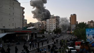 Israel bombardea el sur de Beirut tras ataques con decenas de muertos en el Líbano