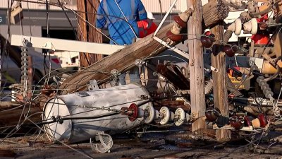 Camión derrumba tendido eléctrico en zona de Irving y deja negocios sin luz