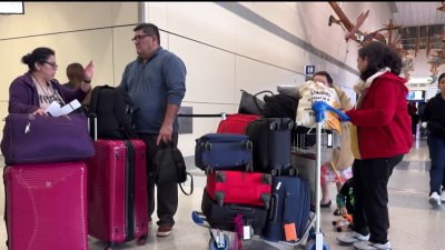 Caos en aeropuerto DFW por retrasos y cancelaciones