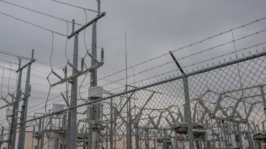 Torres de transmisión en una central eléctrica cerca de las instalaciones del Parque de Investigación Energética el 22 de diciembre de 2022 en Houston, Texas.