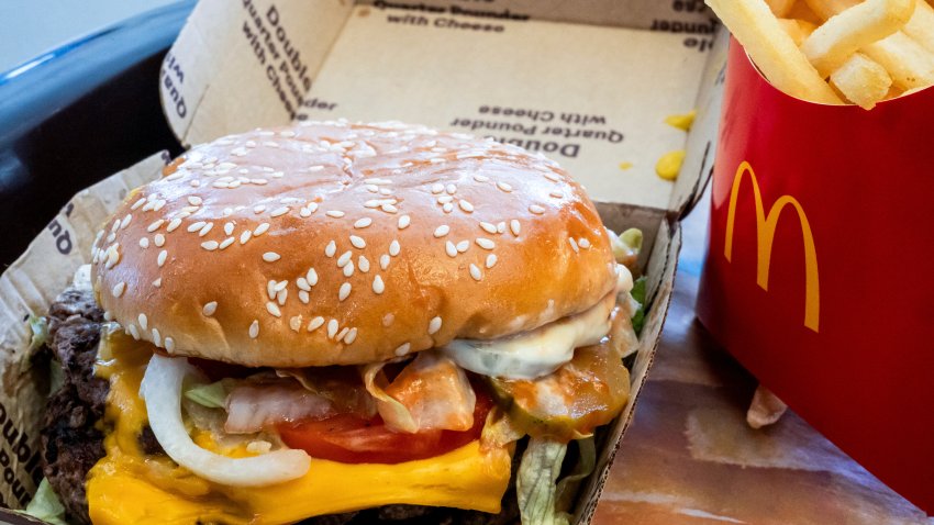 Un cuarto de libra doble con queso y patatas fritas dispuesto en un restaurante McDonald’s en El Sobrante, California, EEUU, el miércoles 23 de octubre de 2024.