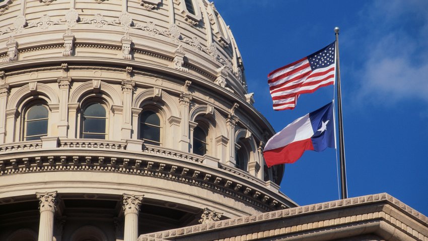 Banderas del Capitolio del Estado de Texas – foto de archivo.