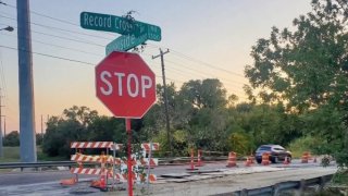 La ciudad de Dallas enfrenta una demanda de 100 millones de dólares por la muerte de una mujer cuyo cuerpo fue encontrado en una planta de tratamiento de aguas residuales.