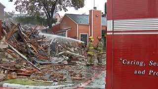 Incendio en apartamento de Dallas deja dos heridos y desplaza a decenas de familias.