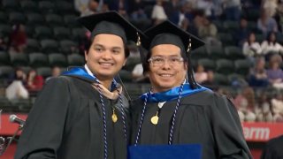 Oswaldo Ortiz, Sr. y Oswaldo Ortiz, Jr. recibieron su MBA de la Universidad de Texas en Arlington el viernes por la noche.