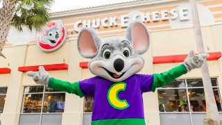 Chuck E. Cheese reaparece con trampolines y un programa de suscripción