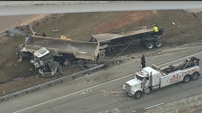 Cierran la I-30 en Fort Worth tras accidente de camiones