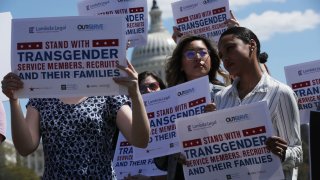 WASHINGTON, DC - 10 DE ABRIL: Activistas participan en una manifestación en el Reflecting Pool del Capitolio de los Estados Unidos el 10 de abril de 2019 en Washington, DC. Los legisladores demócratas se unieron a los activistas para manifestarse contra la prohibición del servicio militar transgénero. (Foto de Alex Wong/Getty Images)