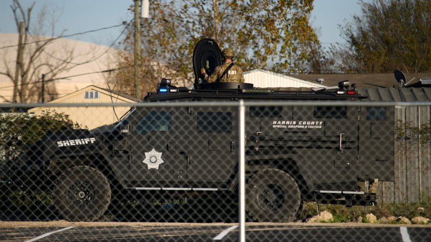 Las fuerzas del orden llevan a cabo una investigación en relación con el atentado terrorista de Nueva Orleans cerca de la intersección de Hugh Road y Crescent Peak Drive en Houston, Texas, el 1 de enero de 2025. (Getty Images)