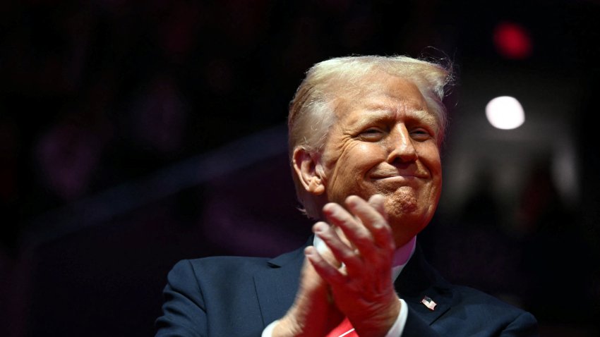 El presidente electo de EEUU, Donald Trump, reacciona durante un mitin de victoria MAGA en el Capital One Arena de Washington, DC, el 19 de enero de 2025, un día antes de su ceremonia de investidura. (Foto de Jim WATSON / AFP) (Foto de JIM WATSON/AFP vía Getty Images)