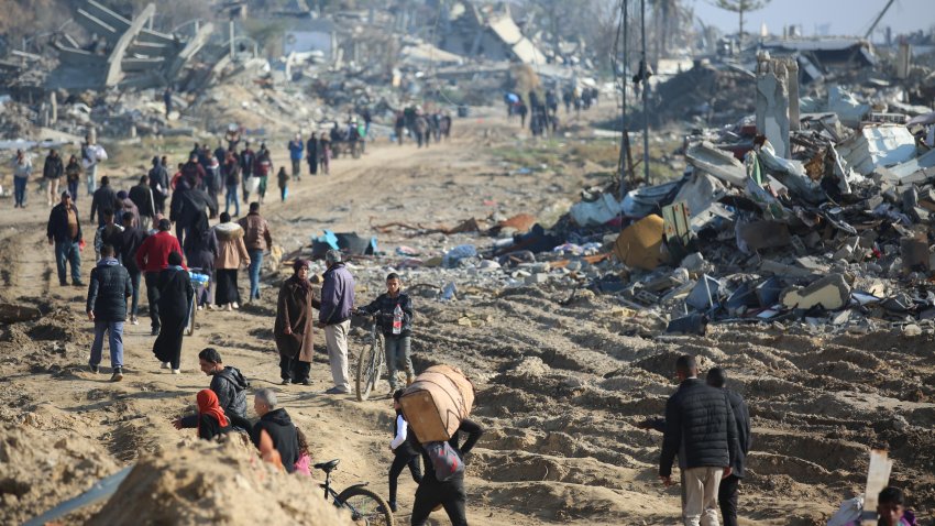 Palestinos, desplazados por las fuerzas israelíes, regresan a sus casas entre los escombros de los edificios derrumbados a través de la carretera Salah al-Din y la calle Al-Rashid en la franja costera tras el acuerdo de alto el fuego en la ciudad de Gaza, Gaza, el 27 de enero de 2025.