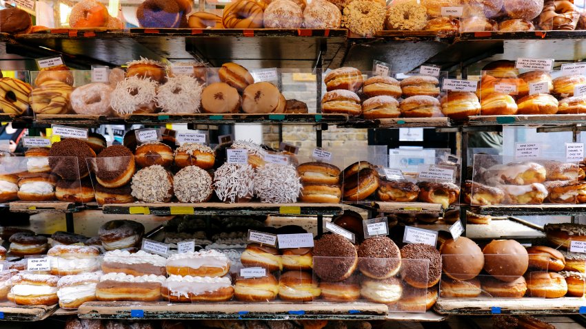Foto de archivo de donas en una tienda.