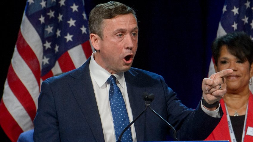 Ken Martin, elegido como presidente del Comité Nacional Demócrata, en el cónclave del partido en  National Harbor, Maryland, el 1 de febrero de 2025. (AP foto/Rod Lamkey, Jr.)