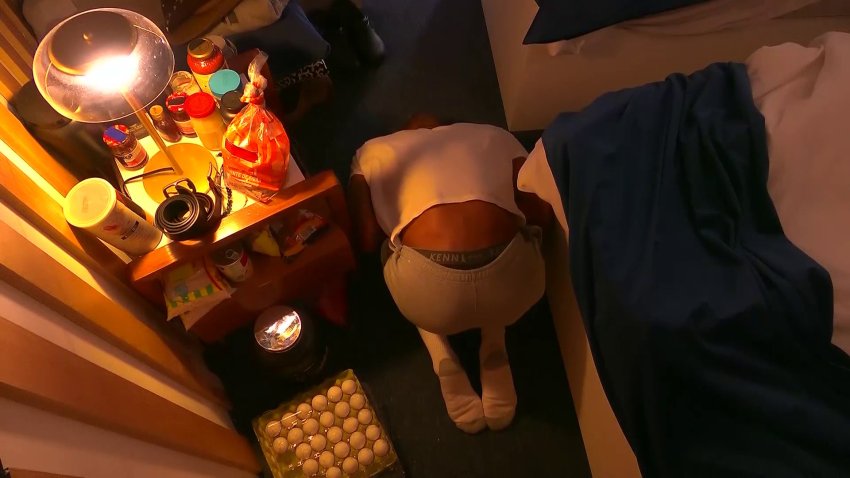¿Orando o meditando? Caramelo se arrodilla mientras todos duermen