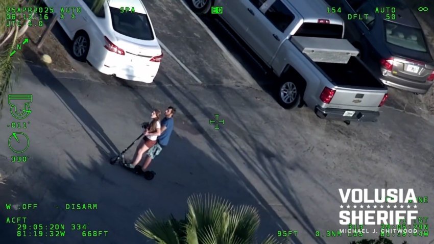 Hermano y hermana de Florida intentan huir de una redada de drogas en scooter