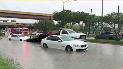 Vehículos varados y contratiempos en el condado Dallas tras fuertes lluvias