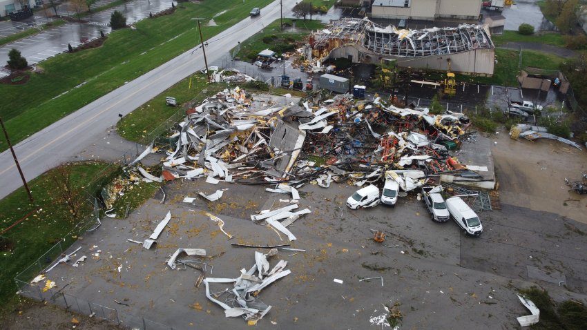 Esta vista aérea muestra los daños causados por un tornado en Jeffersontown, Kentucky, el 6 de abril de 2025.