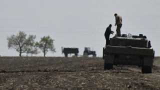 Miembros de una tripulación de tanque de la 33ª Brigada Mecanizada Independiente de Ucrania a bordo de un tanque Leopard 2A4 durante un ejercicio de entrenamiento de campo en un lugar no revelado de Ucrania, el 30 de abril de 2025, durante la invasión rusa de Ucrania.