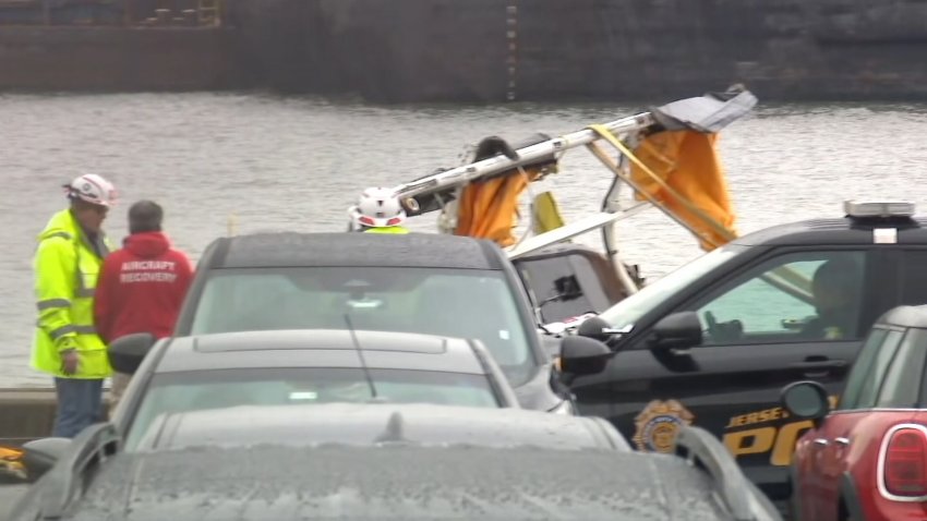Helicóptero que se estrelló en el río Hudson es extraído de las aguas