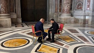 Trump y Zelenski se reúnen en Roma antes del funeral del papa Francisco