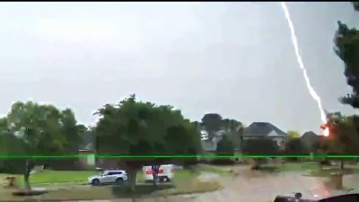 Rayo impacta una casa en Colleyville