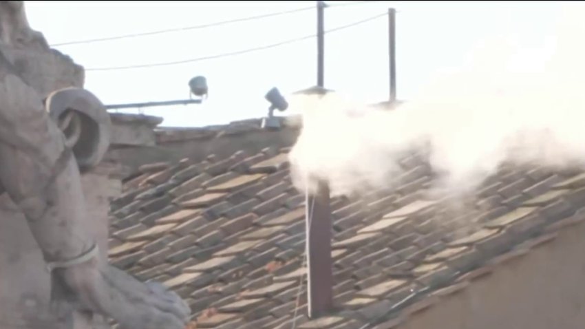 Sale humo blanco del Vaticano tras elegir nuevo Papa