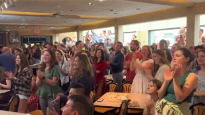 Estudiantes de la Universidad de Dallas celebran la elección del nuevo Papa