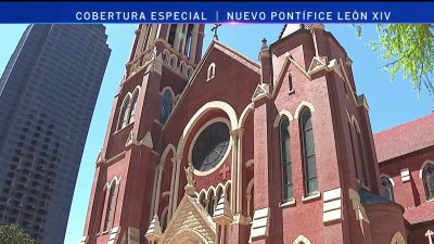 Feligreses católicos llegan a la Catedral en Dallas para orar por el nuevo Papa