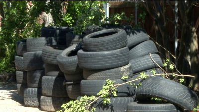 Residentes de Irving cansados de llantas dejada en callejones