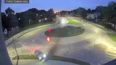 Aparatoso accidente: auto no toma glorieta y termina en una vivienda en Oak Cliff