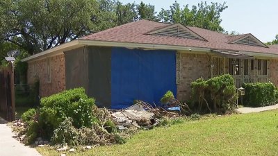 Conductor presuntamente intoxicado choca contra varias casas en Dallas
