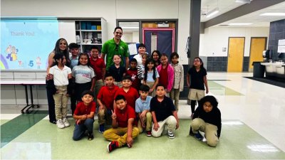 La Autoridad en el Tiempo visita la primaria West Birdville