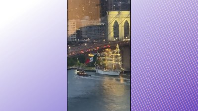 Buque de la Armada de México choca contra el Puente de Brooklyn