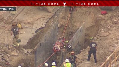 Rescatan a obrero de una zanja en una construcción en Hurst