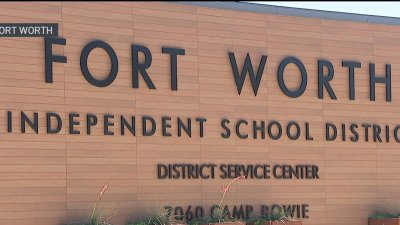 Padres enojados tras plan para el cierre de 18 escuelas en FWISD